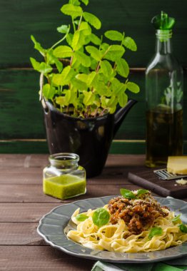 Fettuccine Bolognese sos ile