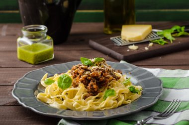 Fettuccine Bolognese sos ile