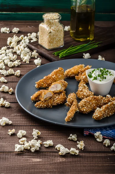 Tiras de pollo en palomitas de pan rallado —  Fotos de Stock