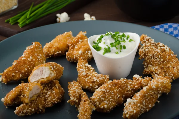 Tiras de pollo en palomitas de pan rallado —  Fotos de Stock