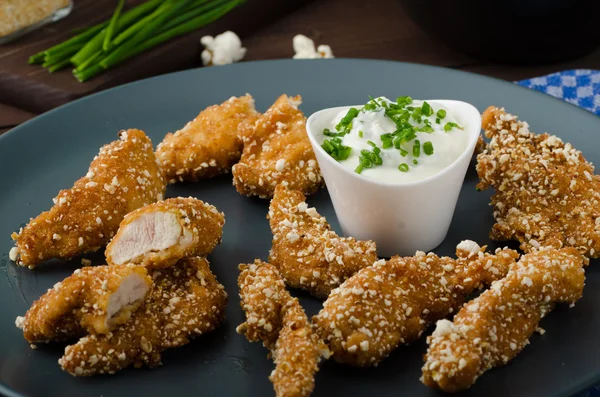 Tiras de pollo en palomitas de pan rallado —  Fotos de Stock