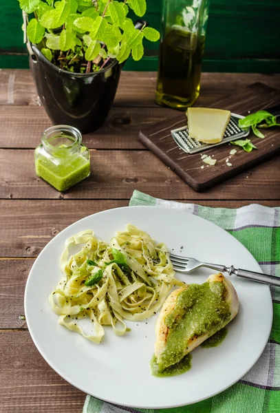 Ev pesto ile tavuk biftek — Stok fotoğraf