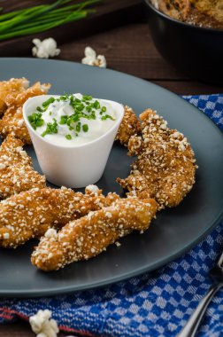 Patlamış mısır kırıntıları tavuk şeritler