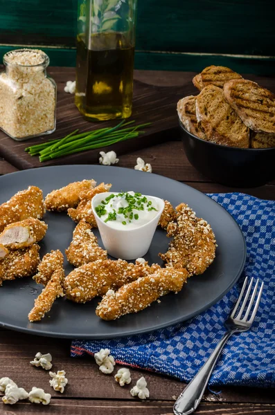 Tiras de pollo en palomitas de pan rallado — Foto de Stock