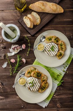 Mini otlar baget ile ızgara peyniri