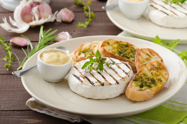 Grilled camembert with mini herbs baguettes — Stock Photo, Image