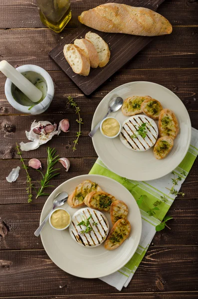 Grilled camembert with mini herbs baguettes — Stock Photo, Image