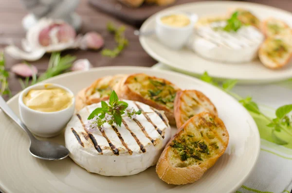 Camembert a la parrilla con mini baguettes hierbas — Foto de Stock