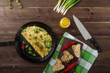 Taze soğan, otlar ve chilli peynirli omlet