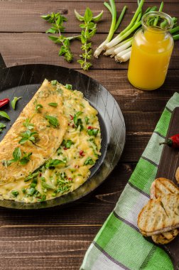 Taze soğan, otlar ve chilli peynirli omlet