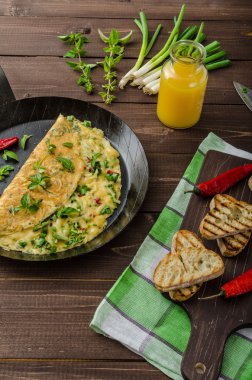 Taze soğan, otlar ve chilli peynirli omlet