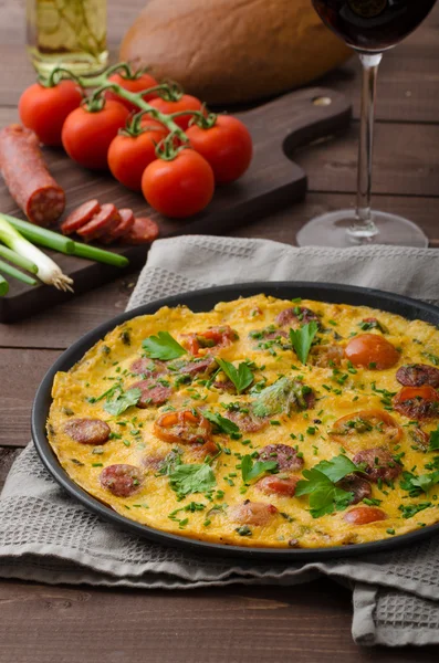 Mens omelete com chouriço — Fotografia de Stock