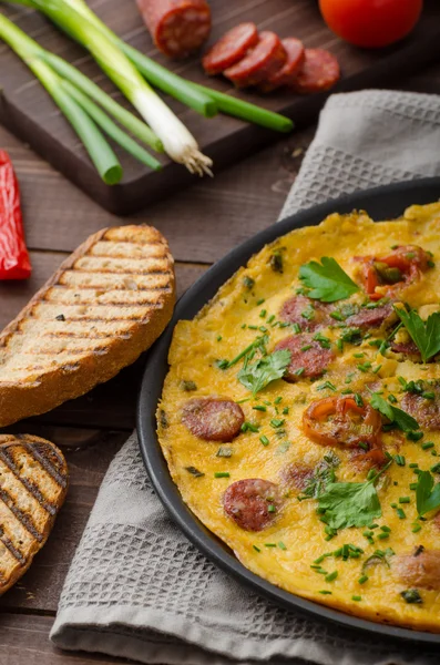 Mens omlet z chorizo — Zdjęcie stockowe