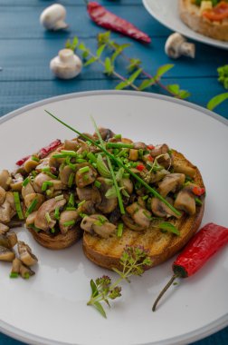 Bruschetta 2 çeşitleri - klasik ve mantar