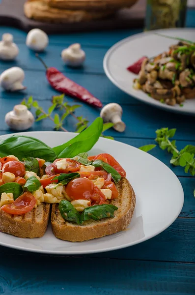 Bruschetta 2 Sorten - klassisch und Pilze — Stockfoto