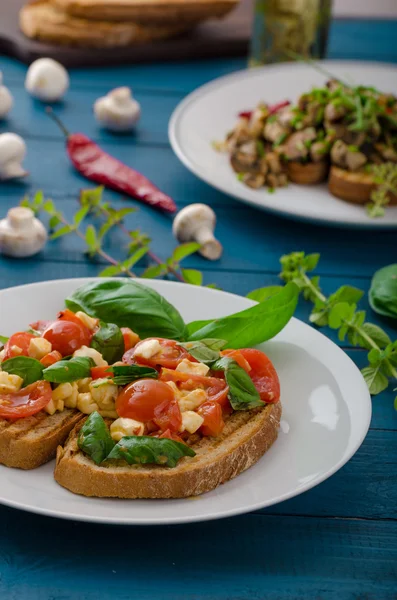 Bruschetta 2 rodzaje - classic i grzyby — Zdjęcie stockowe