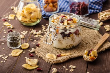 Granola, kurutulmuş meyve ve fındık Biyografi ile ev yapımı yoğurt