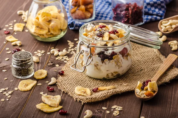 Yogur casero con granola, fruta seca y frutos secos bio —  Fotos de Stock