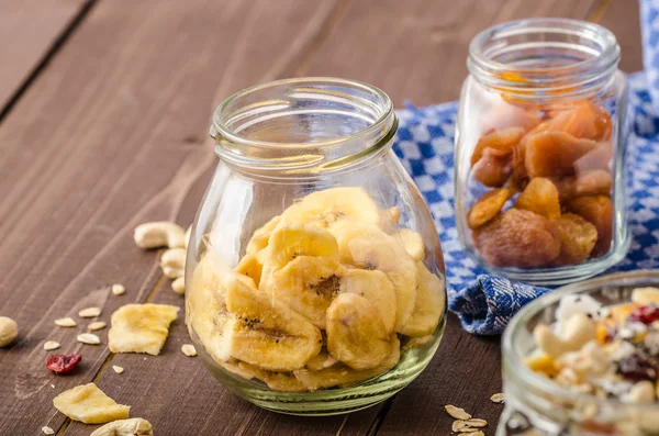 Zelfgemaakte yoghurt met muesli, gedroogde vruchten en noten bio — Stockfoto