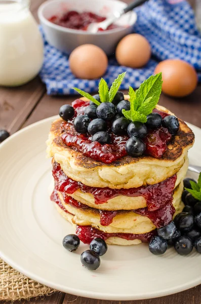 Panqueques sin gluten con mermelada y arándanos — Foto de Stock