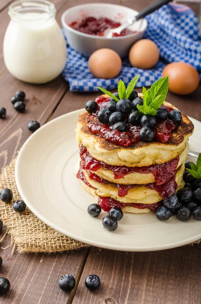 Frittelle senza glutine con marmellata e mirtilli — Foto Stock