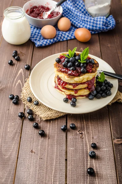 Frittelle senza glutine con marmellata e mirtilli — Foto Stock