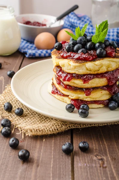 Panqueques sin gluten con mermelada y arándanos — Foto de Stock