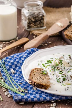 Ev yapımı yoğurt dip mavi peynir ve Frenk soğanı