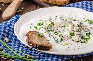 Ev yapımı yoğurt dip mavi peynir ve Frenk soğanı