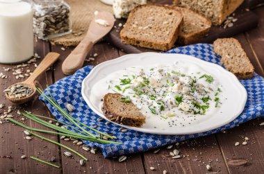 Ev yapımı yoğurt dip mavi peynir ve Frenk soğanı