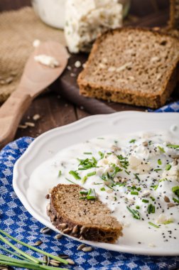 Ev yapımı yoğurt dip mavi peynir ve Frenk soğanı
