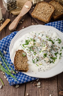 Ev yapımı yoğurt dip mavi peynir ve Frenk soğanı