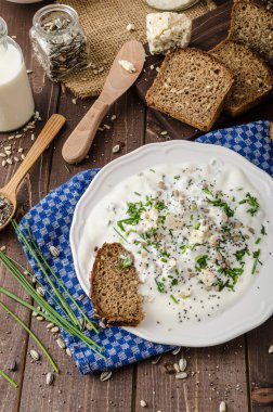 Ev yapımı yoğurt dip mavi peynir ve Frenk soğanı