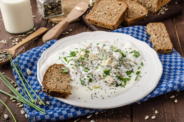 Zelfgemaakte yoghurt dip met blauwe kaas en bieslook — Stockfoto