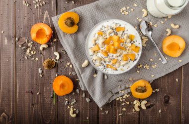 Yerli kayısı musli yoğurt