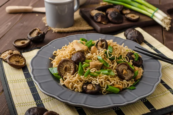Chinese noodles with chicken and shitake — Stock Photo, Image