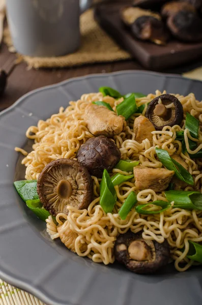 Chinese noodles with chicken and shitake — Stock Photo, Image