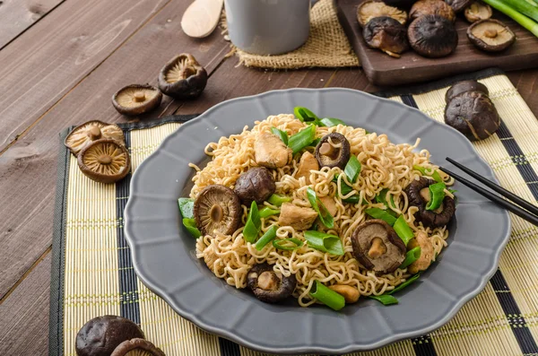 Chinese noodles with chicken and shitake — Stock Photo, Image