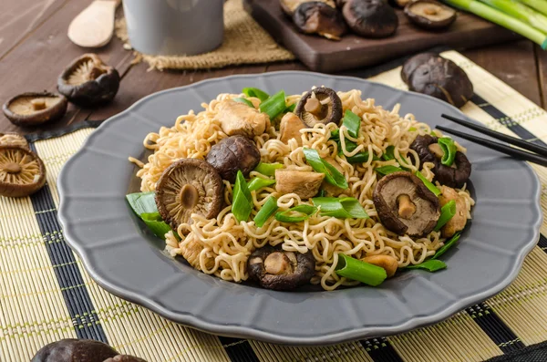 Macarrão chinês com frango e shitake — Fotografia de Stock