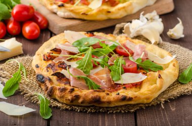 parmesan peyniri, jambon ve roka ile İtalyan pizza