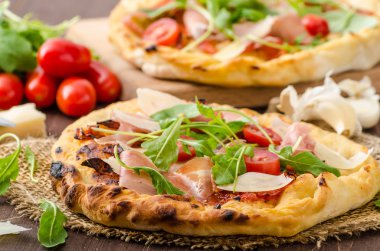 parmesan peyniri, jambon ve roka ile İtalyan pizza