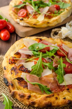 parmesan peyniri, jambon ve roka ile İtalyan pizza