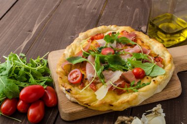 parmesan peyniri, jambon ve roka ile İtalyan pizza