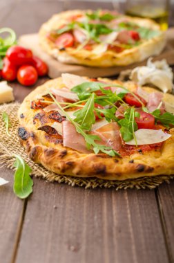 parmesan peyniri, jambon ve roka ile İtalyan pizza