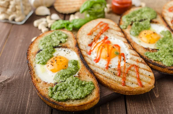 Vatiações de ovos fritos dentro do pão — Fotografia de Stock