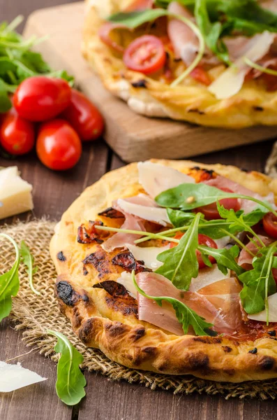 パルメザン チーズ、生ハムとルッコラとイタリアのピザ — ストック写真