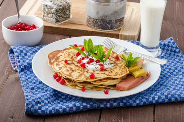 Homemade pancakes with fruit — Stock Photo, Image