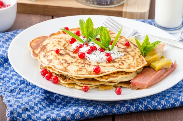 Homemade pancakes with fruit — Stock Photo, Image