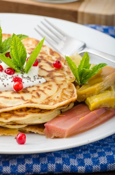 Panqueques caseros con fruta —  Fotos de Stock