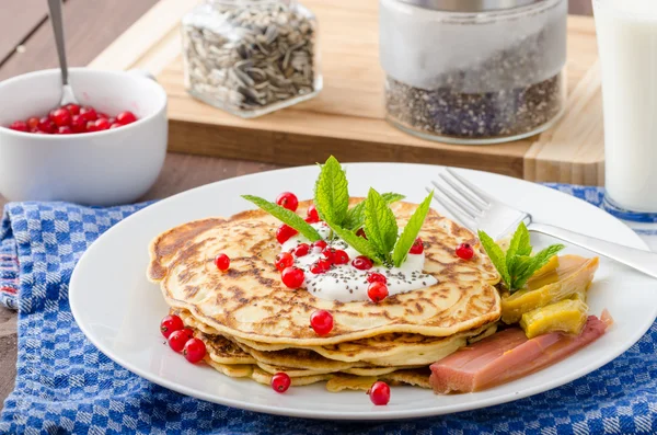 Homemade pancakes with fruit — Stock Photo, Image